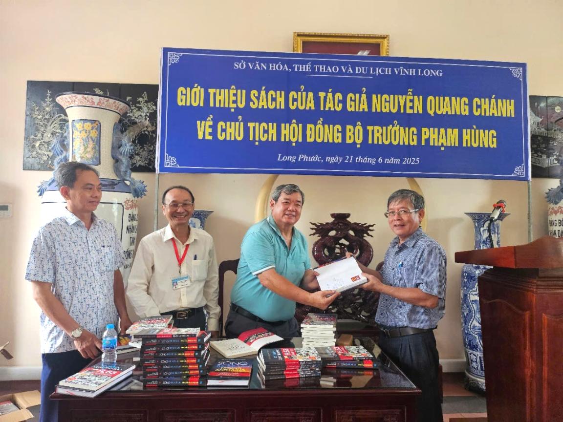 11 (26.6.2025) trao tang sach 1.jpg