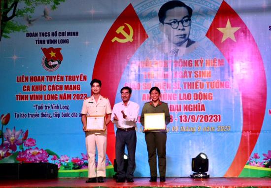Trao giai  cuoc thi cam nhan quyen sach 110 nam ngay sinh Tran Dai Nghia_1.jpg