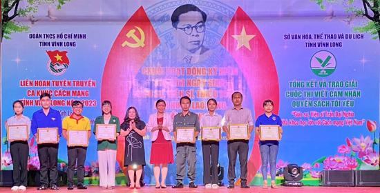 Trao giai  cuoc thi cam nhan quyen sach 110 nam ngay sinh Tran Dai Nghia_2.jpg