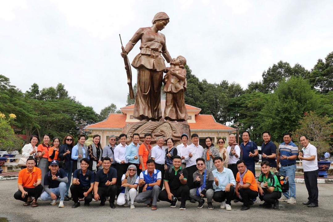 khach tham quan chup anh luu niem.jpg
