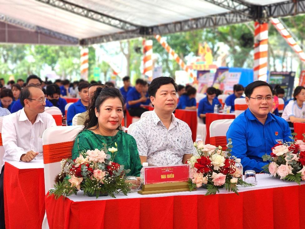 dai bieu tham du toa dam.jpg