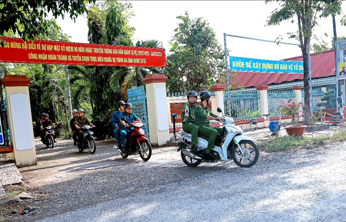 Tren duong tuan tra. Phạm Đức Tài.jpg