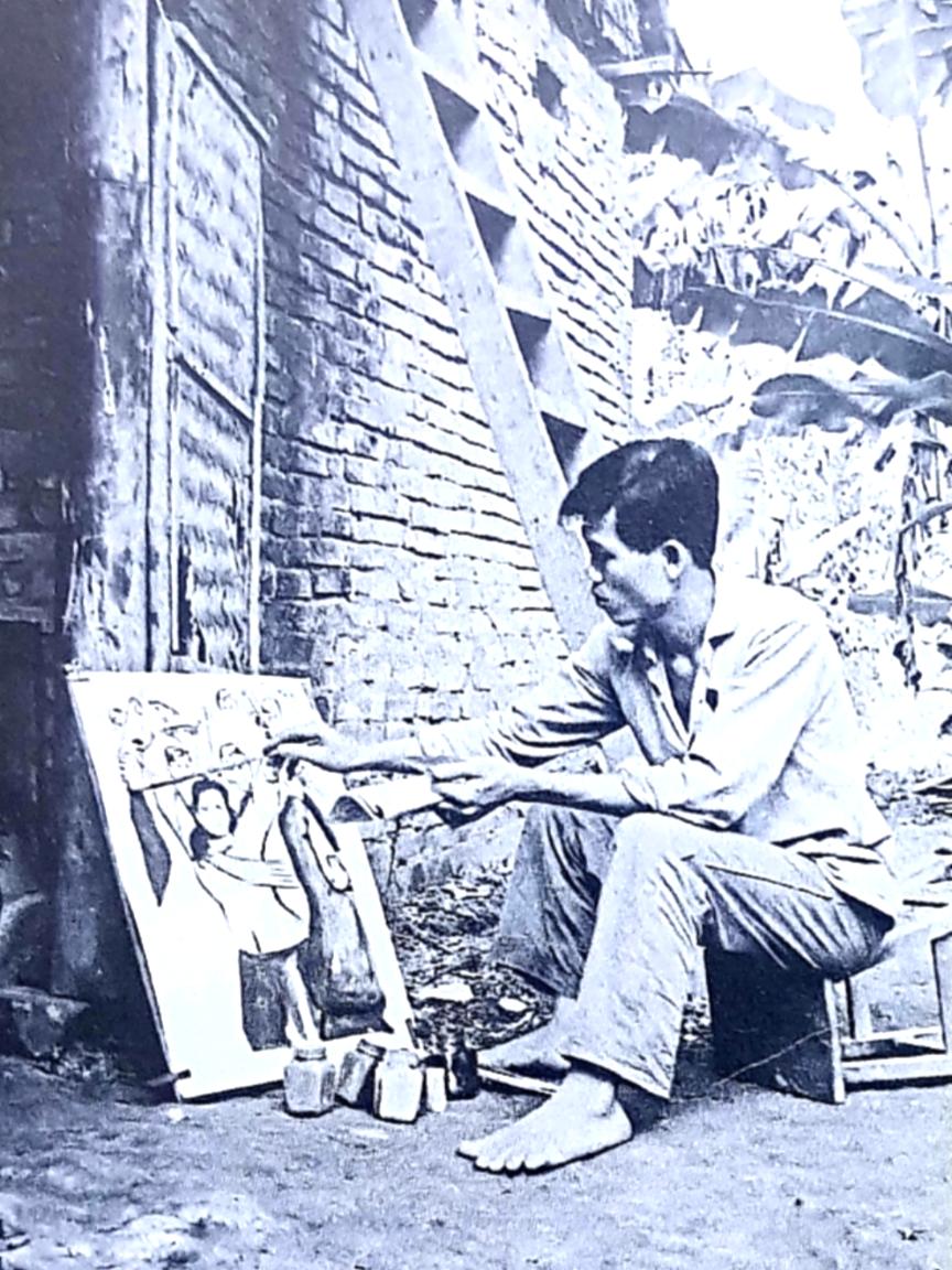 họa sĩ Mười Quang đang sáng tác tranh cổ động. Ảnh TL.jpg