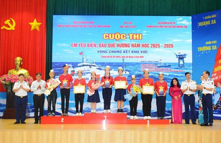 Trao giai I, nhi, Ba tang cac doi thi.jpg