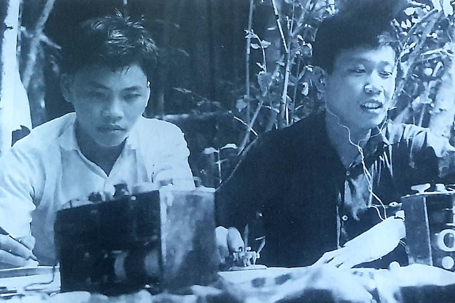 Phóng viên Đài minh ngữ báo tin chiến thắng về trên. ảnh TL.jpg