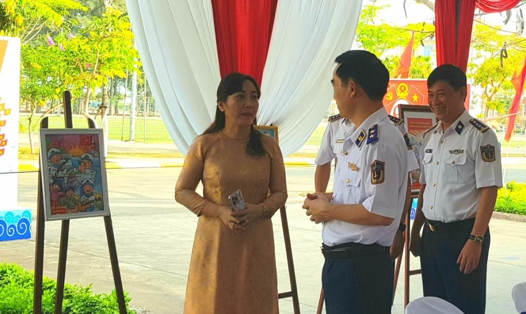 dai bieu xem trien lam tranh.jpg