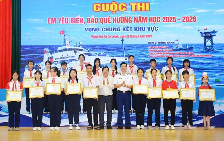 khen thuong 20 em hs.jpg