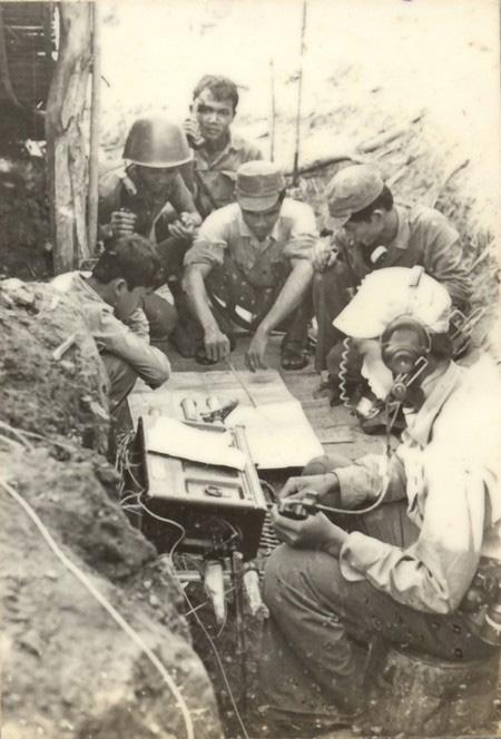 MINH HỌA BÀI HUY PHỤC chiến sĩ thông tin làm nhiệm vụ ảnh TL.jpg