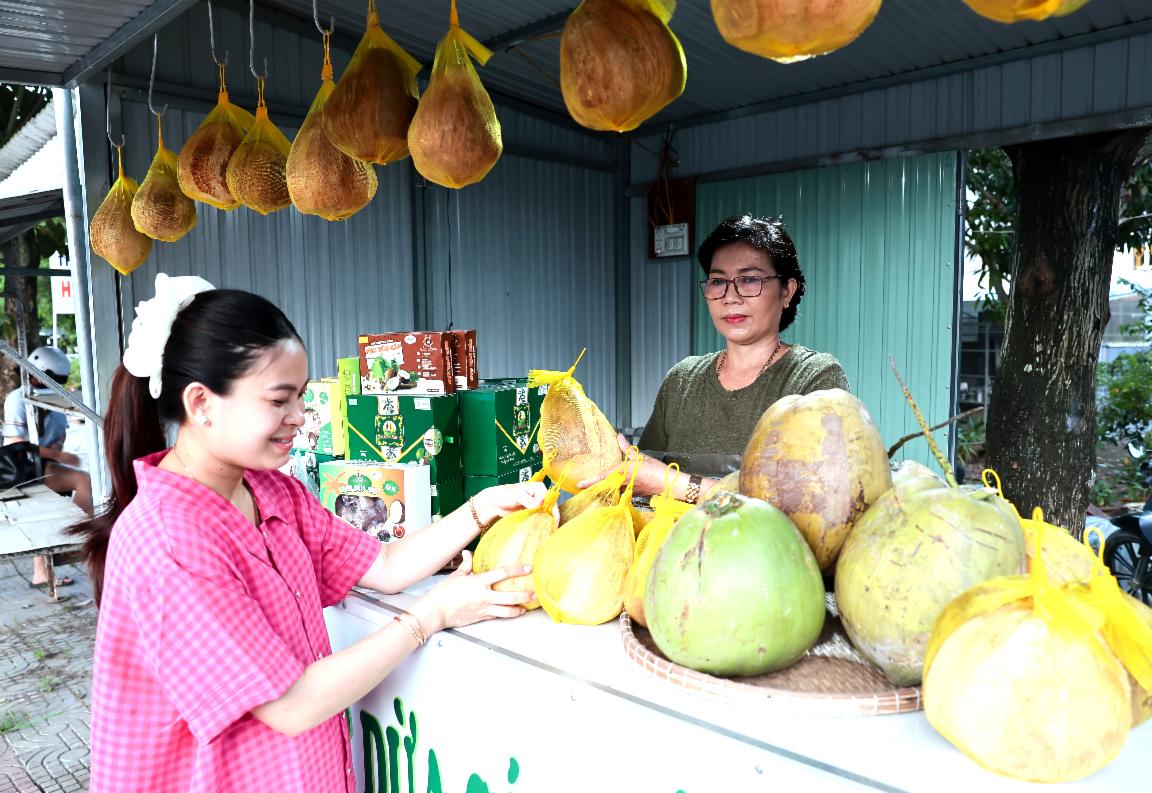 một hộ kinh doanh dừa sáp Cầu Kè..jpg
