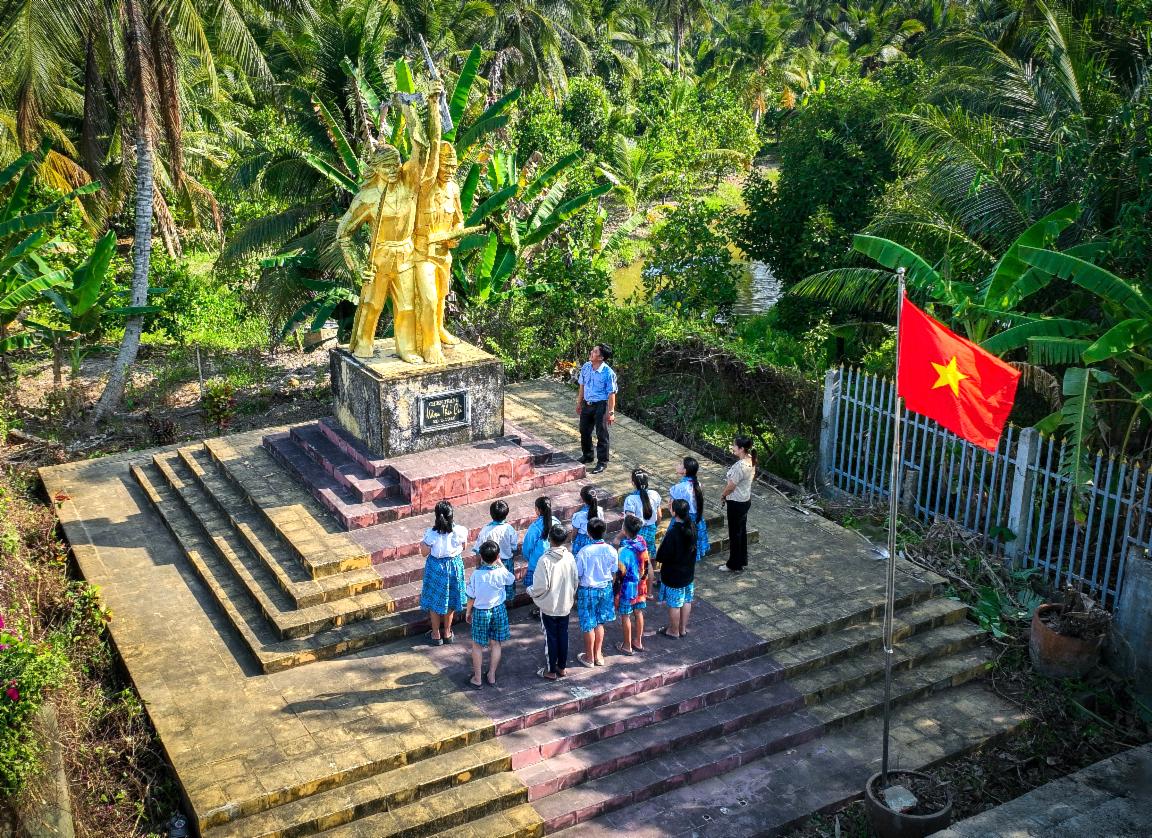 đươi tượng đài Vàm Thủ cù, Quốc Anh.jpg
